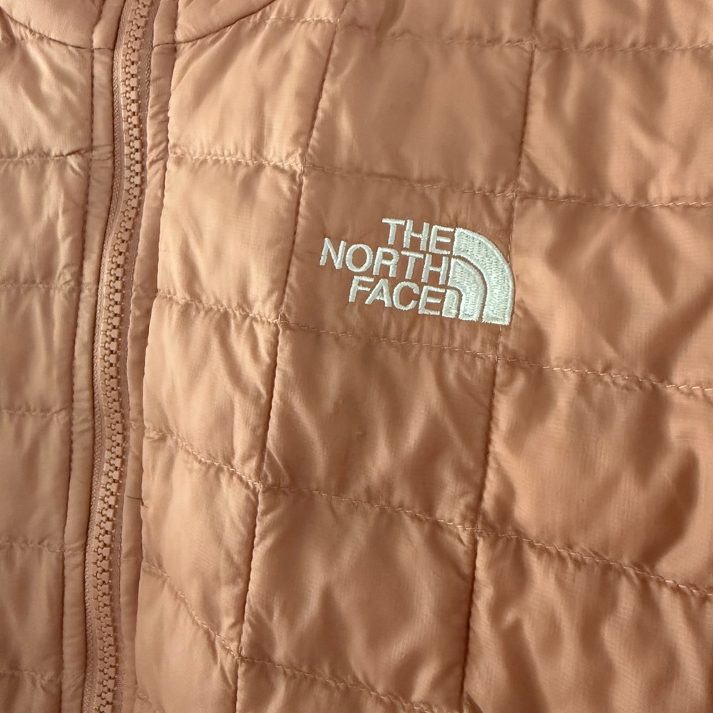 The North Face Girls Peach Quilted Puffer Jacket - Picture 2 of 13